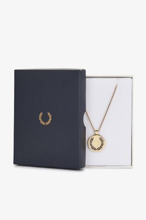 Fred Perry Laurel Wreath Pendant Necklace Gold | FP70473
